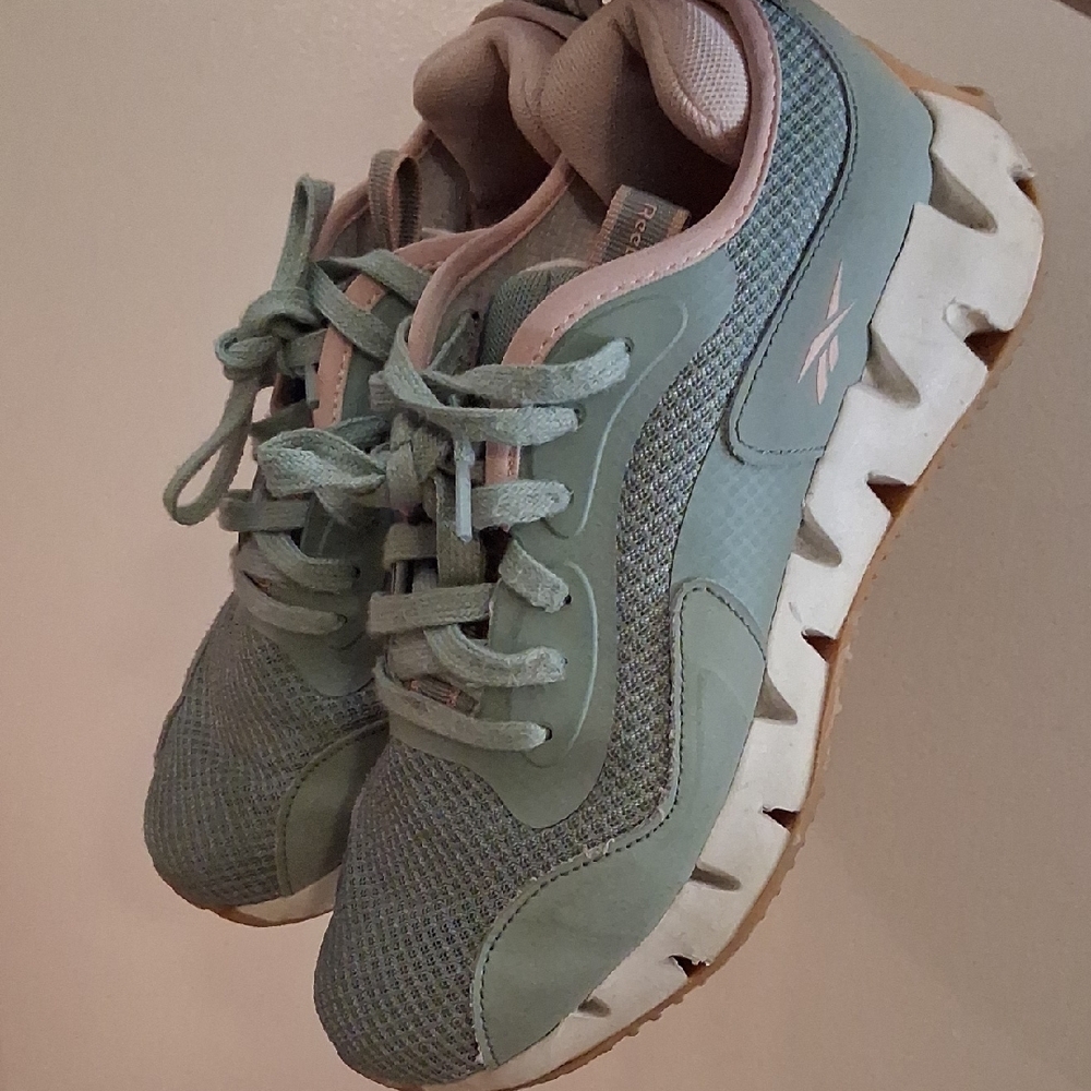 Woman's Light Green/Pink Sneakers